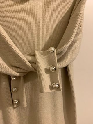 Vestido de punto beige con cuello alto