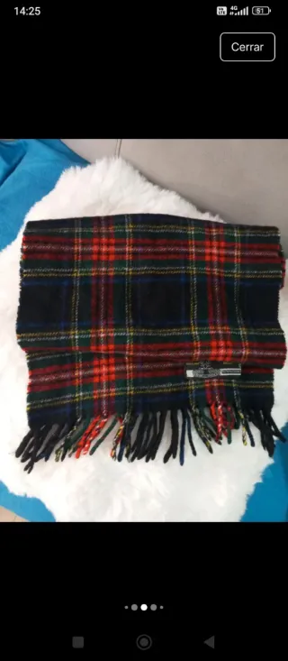 Bufanda de lana pura a cuadros negra roja  verde y