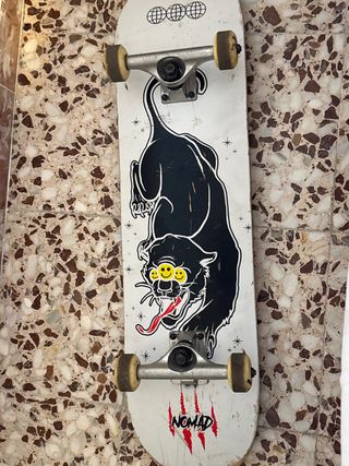 Skate Nomad con diseño de pantera