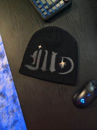 Cappello nero gotico con pin stelle