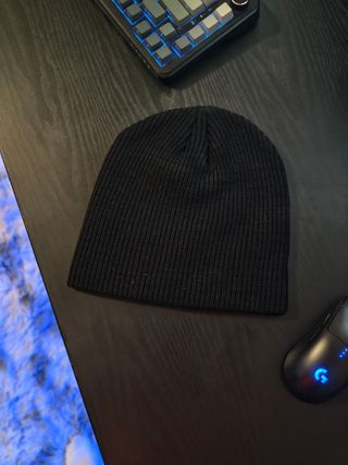 Cappello nero gotico con pin stelle