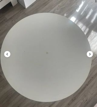 Mesa redonda de madera blanca