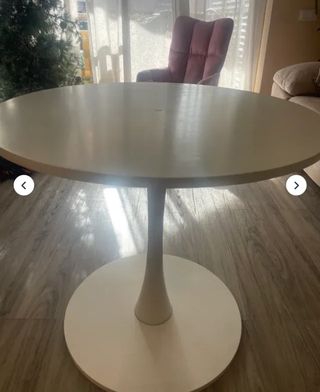 Mesa redonda de madera blanca