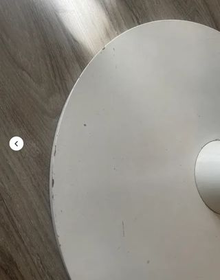 Mesa redonda de madera blanca