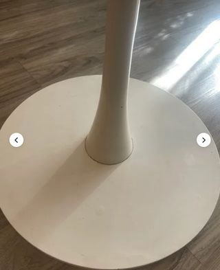 Mesa redonda de madera blanca