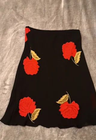 Gonna nera con fiori rossi