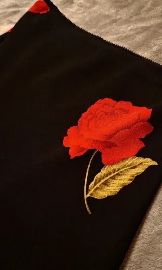 Gonna nera con fiori rossi