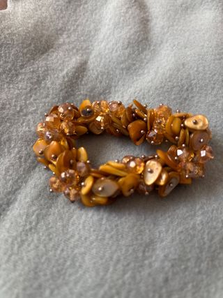 Pulsera de cuentas doradas y naranjas