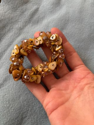 Pulsera de cuentas doradas y naranjas