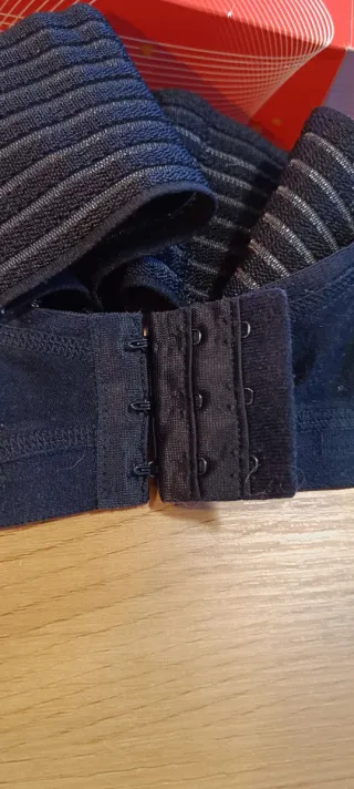 Sujetador post-operatorio negro.