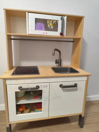 Cocinita IKEA de madera. Incluye accesorios