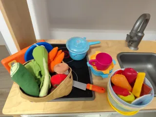 Cocinita IKEA de madera. Incluye accesorios