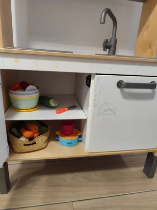 Cocinita IKEA de madera. Incluye accesorios