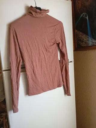 Blusa rosa de manga larga con cuello alto