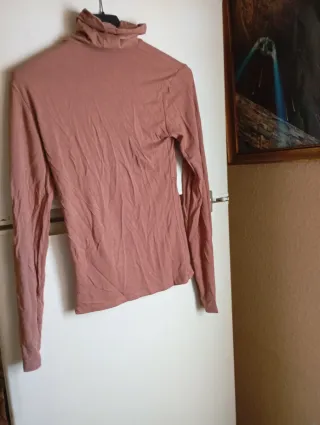 Blusa rosa de manga larga con cuello alto