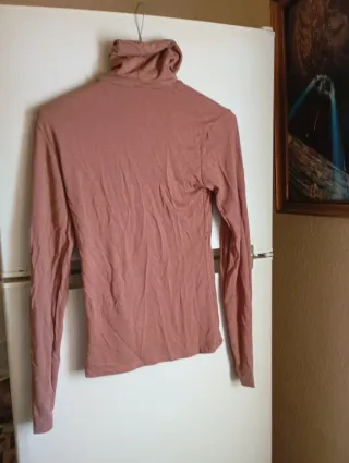 Blusa rosa de manga larga con cuello alto