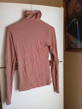 Blusa rosa de manga larga con cuello alto