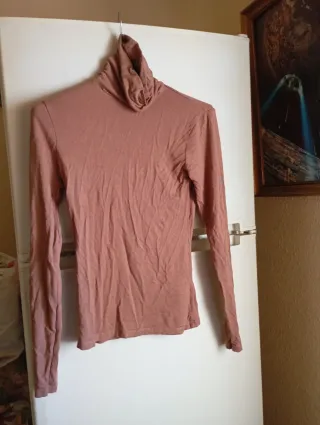 Blusa rosa de manga larga con cuello alto