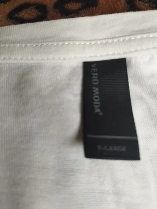 Camiseta chica de manga larga, con dibujo de tela