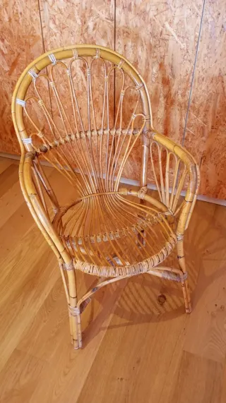 Silla antigua de bambú con reposabrazos