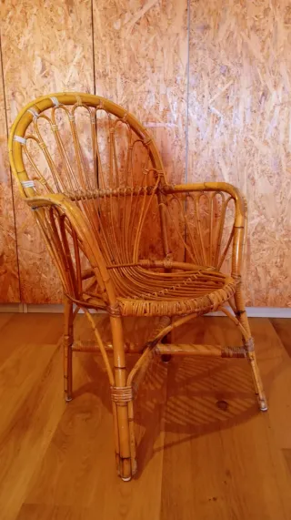 Silla antigua de bambú con reposabrazos