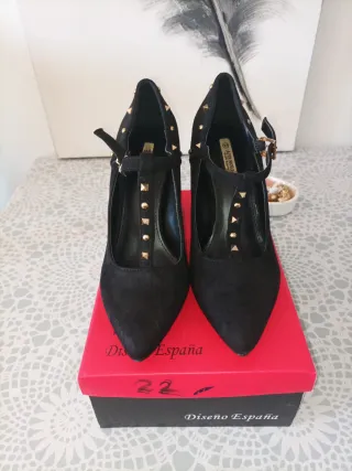 Zapatos tacón negros tachuelas doradas talla 37