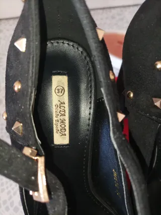 Zapatos tacón negros tachuelas doradas talla 37