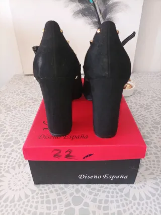 Zapatos tacón negros tachuelas doradas talla 37