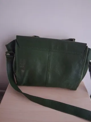 Bolso verde de cuero