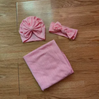 Set neonata rosa: cappellino, fascia e copertina