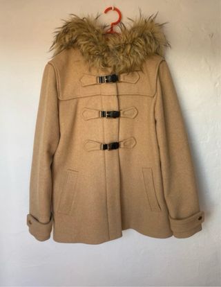 Abrigo Stradivarius beige con capucha