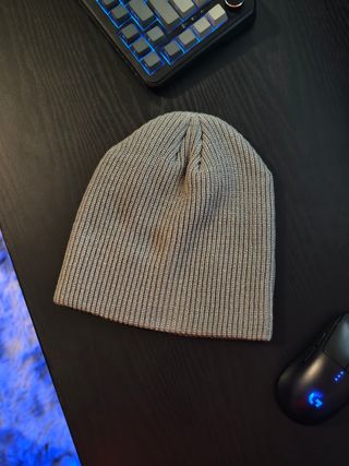 Cappello Grigio Ribbed Gothic + Pin Stelle