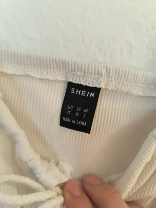 Crop top blanco con lazada