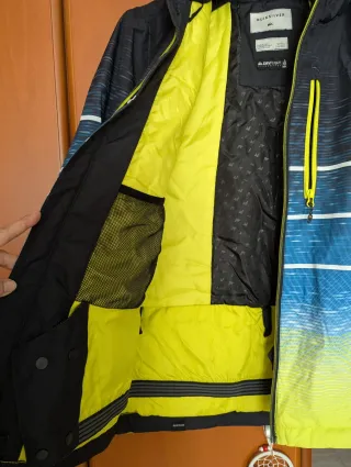 Chaqueta Quiksilver azul y amarilla, talla 16.