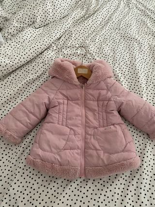 Abrigo rosa bebé con capucha forrada