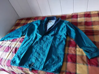 Chubasquero verde, pantalón y jersey