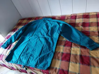 Chubasquero verde, pantalón y jersey