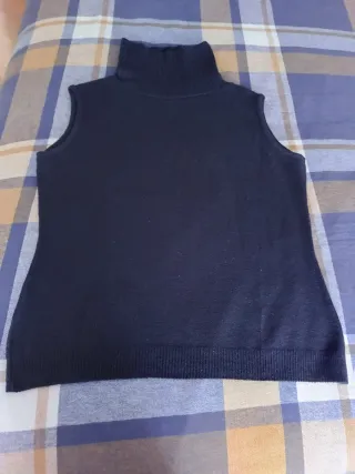 Chubasquero verde, pantalón y jersey