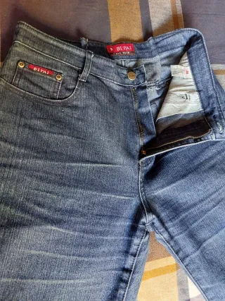 Chubasquero verde, pantalón y jersey