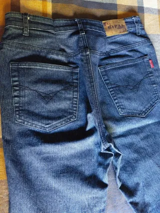 Chubasquero verde, pantalón y jersey