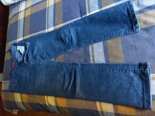 Chubasquero verde, pantalón y jersey