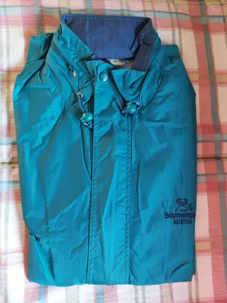 Chubasquero verde, pantalón y jersey