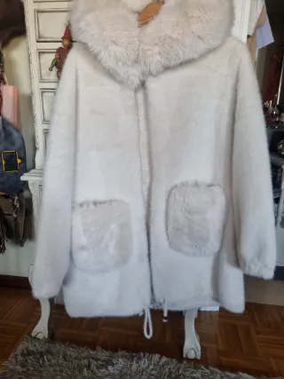 Abrigo de pelo blanco con capucha