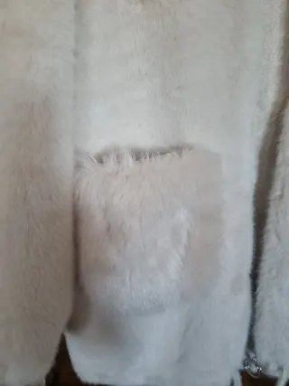 Abrigo de pelo blanco con capucha