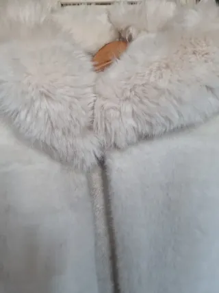 Abrigo de pelo blanco con capucha