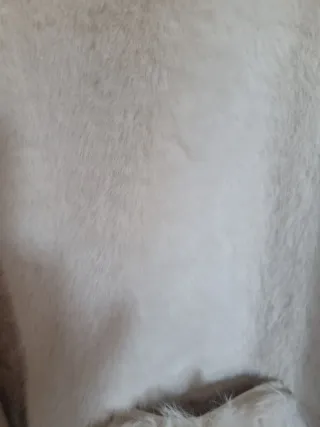 Abrigo de pelo blanco con capucha