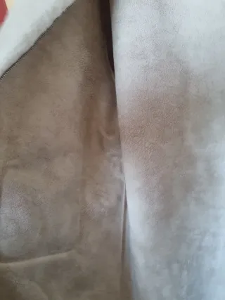 Abrigo de pelo blanco con capucha