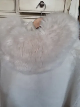 Abrigo de pelo blanco con capucha