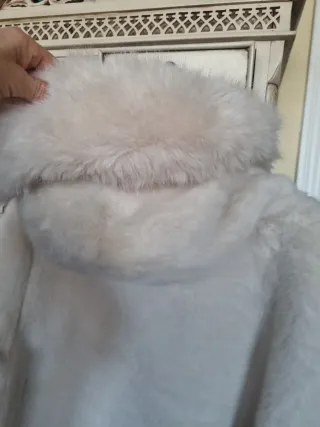 Abrigo de pelo blanco con capucha