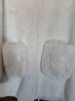 Abrigo de pelo blanco con capucha